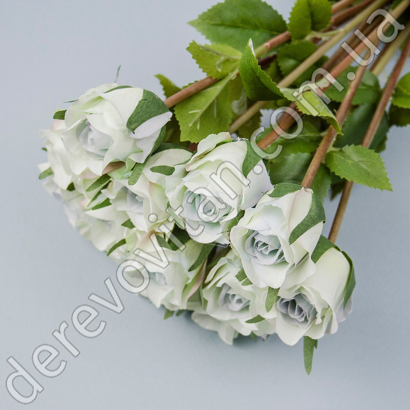 Искусственные розы в букете, бело-голубые, 12 шт., 43 см
