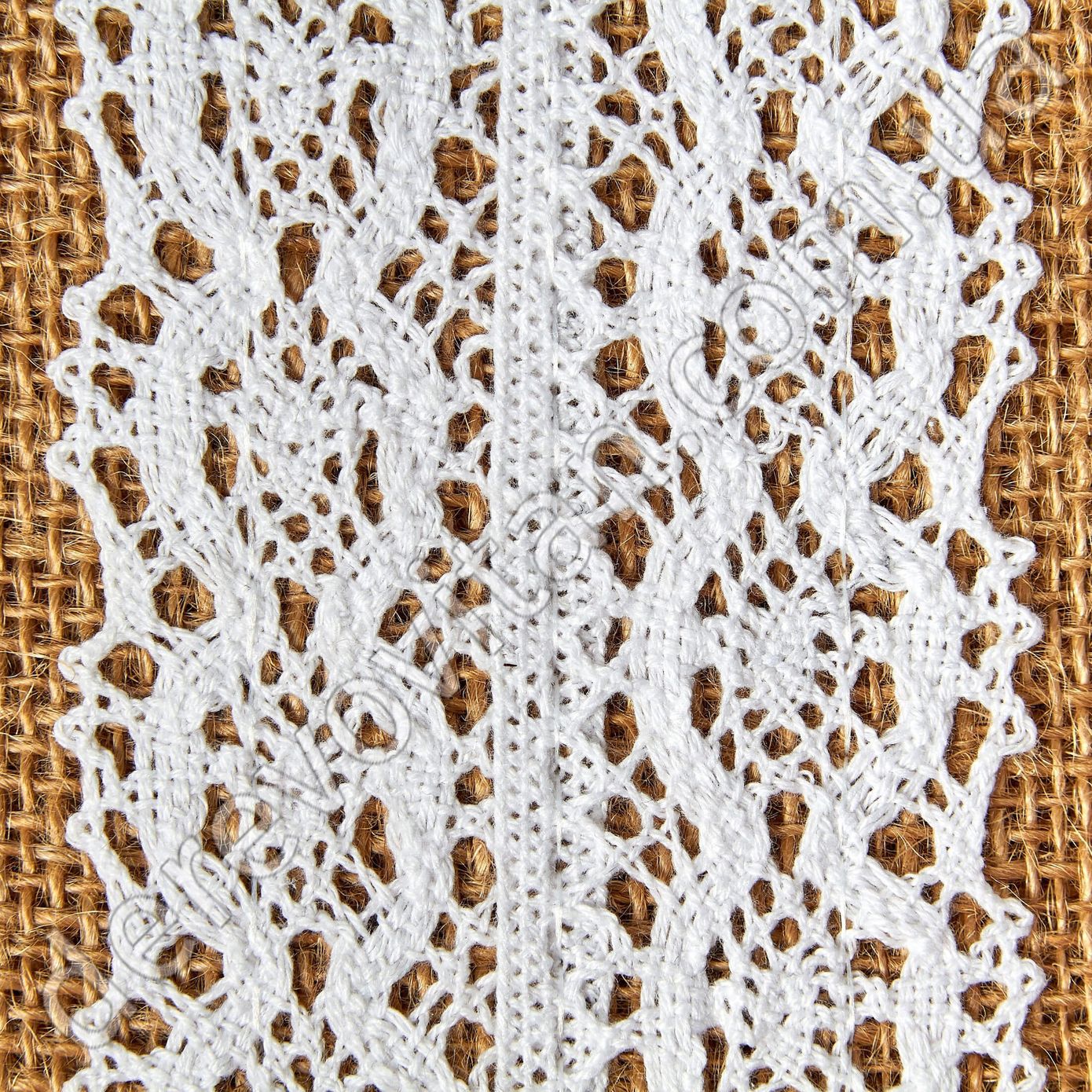 Стрічка з мішковини з білим мереживом "Маркаме", 15 см×1.85 м