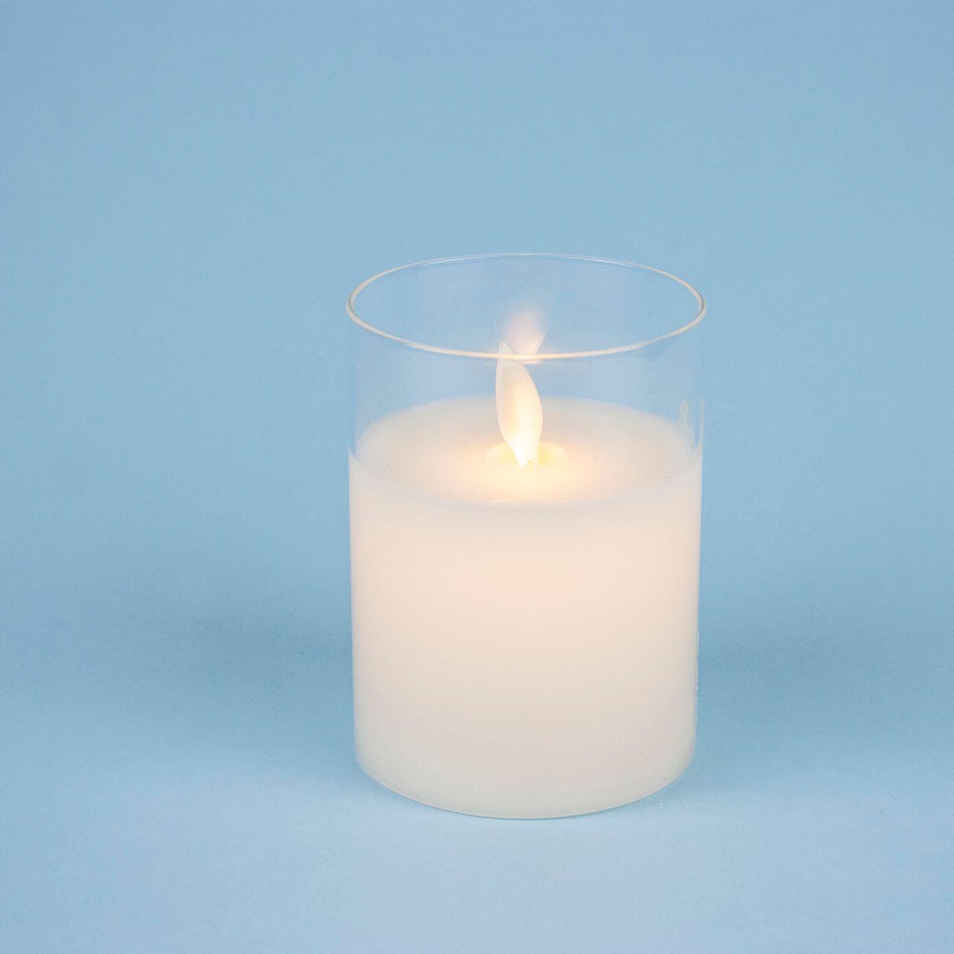LED свічка з рухливим полум'ям в стакані, біла, 7.5×10 см