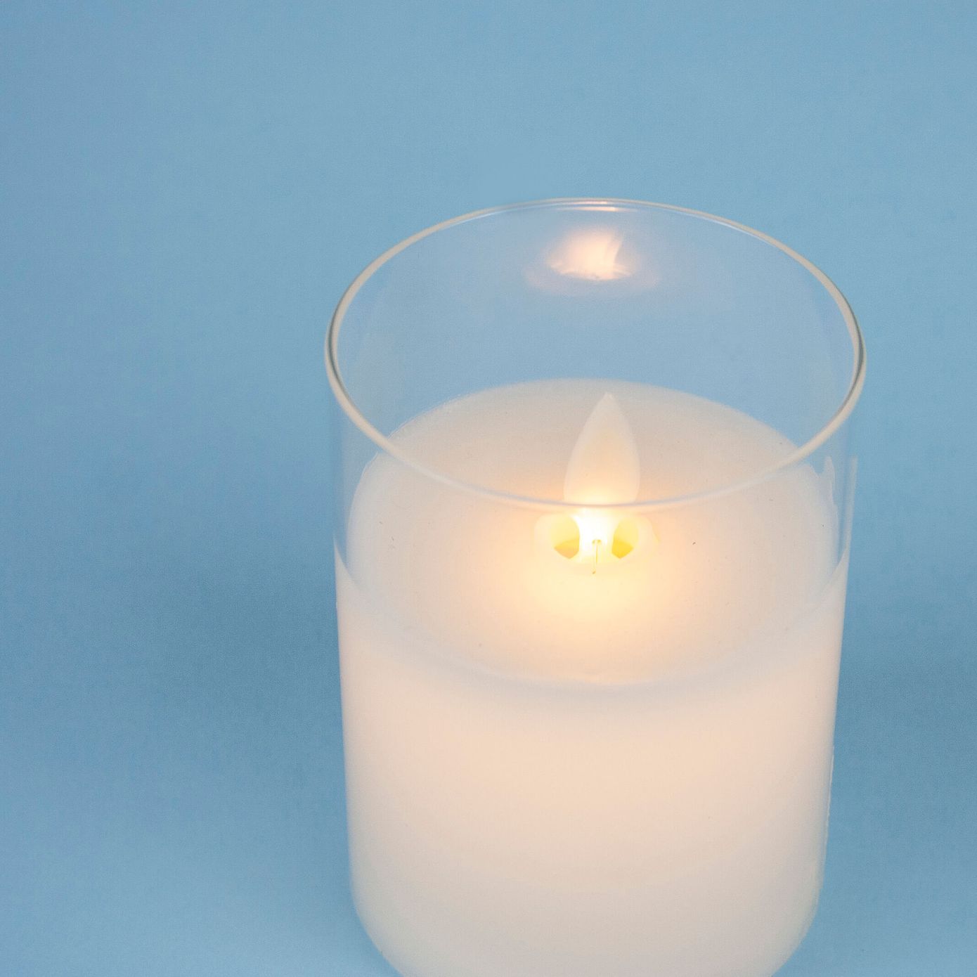 LED свічка з рухливим полум'ям в стакані, біла, 7.5×10 см