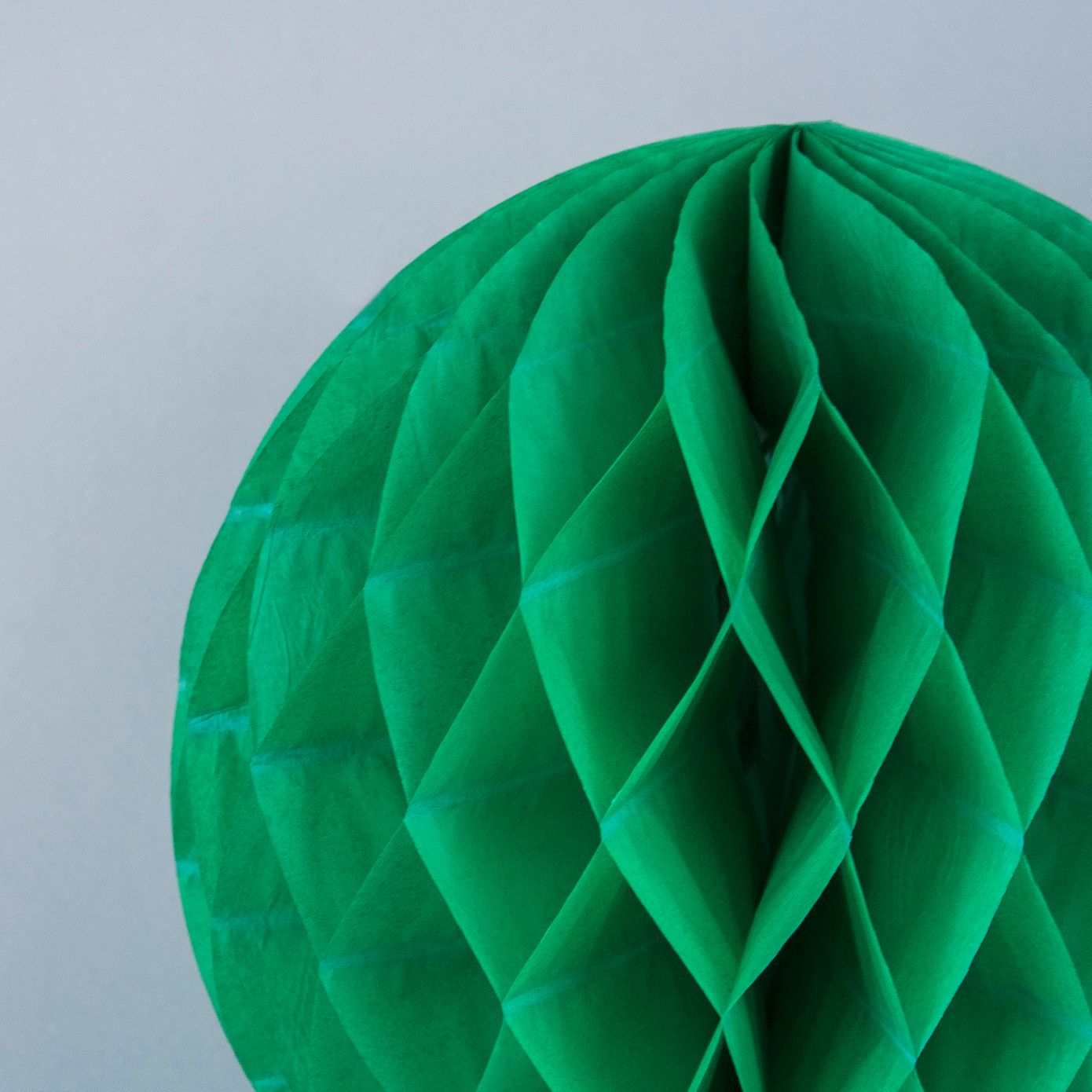 Паперова гофрована куля-стільники, темно-зелена, 30 см