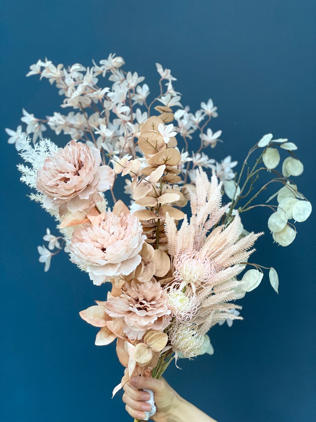 Букет штучних квітів "Півонії, кортадерії, лунарія", 7 гілок