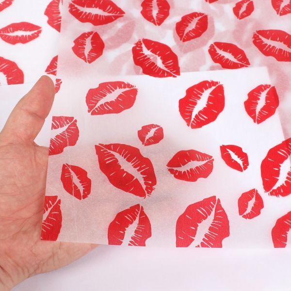 Бумага тишью белая с рисунком Губки Kiss, 50&times;68 см, 20 аркушів
