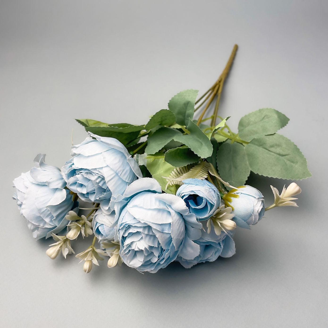 Букетик искусственных роз и ранункулюсов, голубой, 15×32 см
