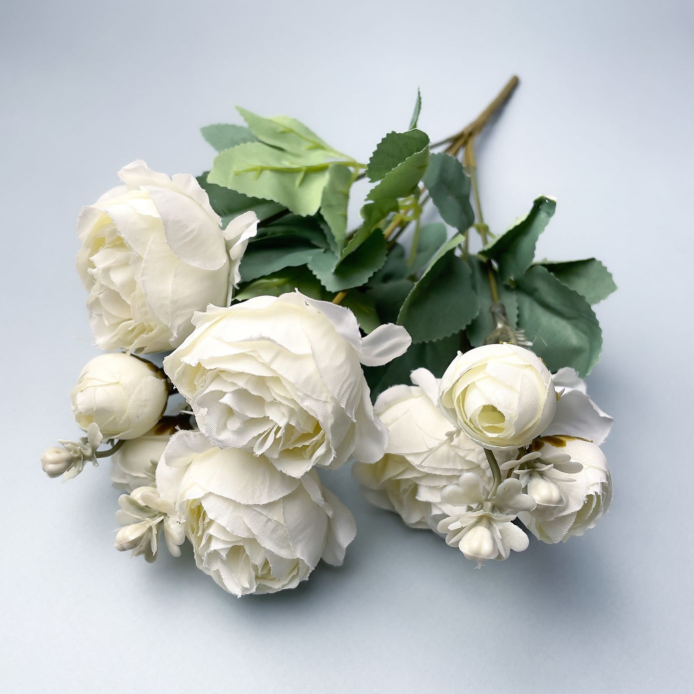 Букетик штучних троянд та ранункулюсів, молочний, 15×32 см
