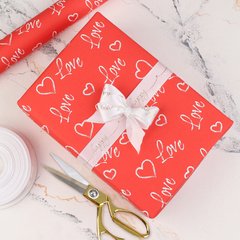 Красная крафт-бумага для подарков "Love" в белых сердцах, 0.7×8 м в рулоне