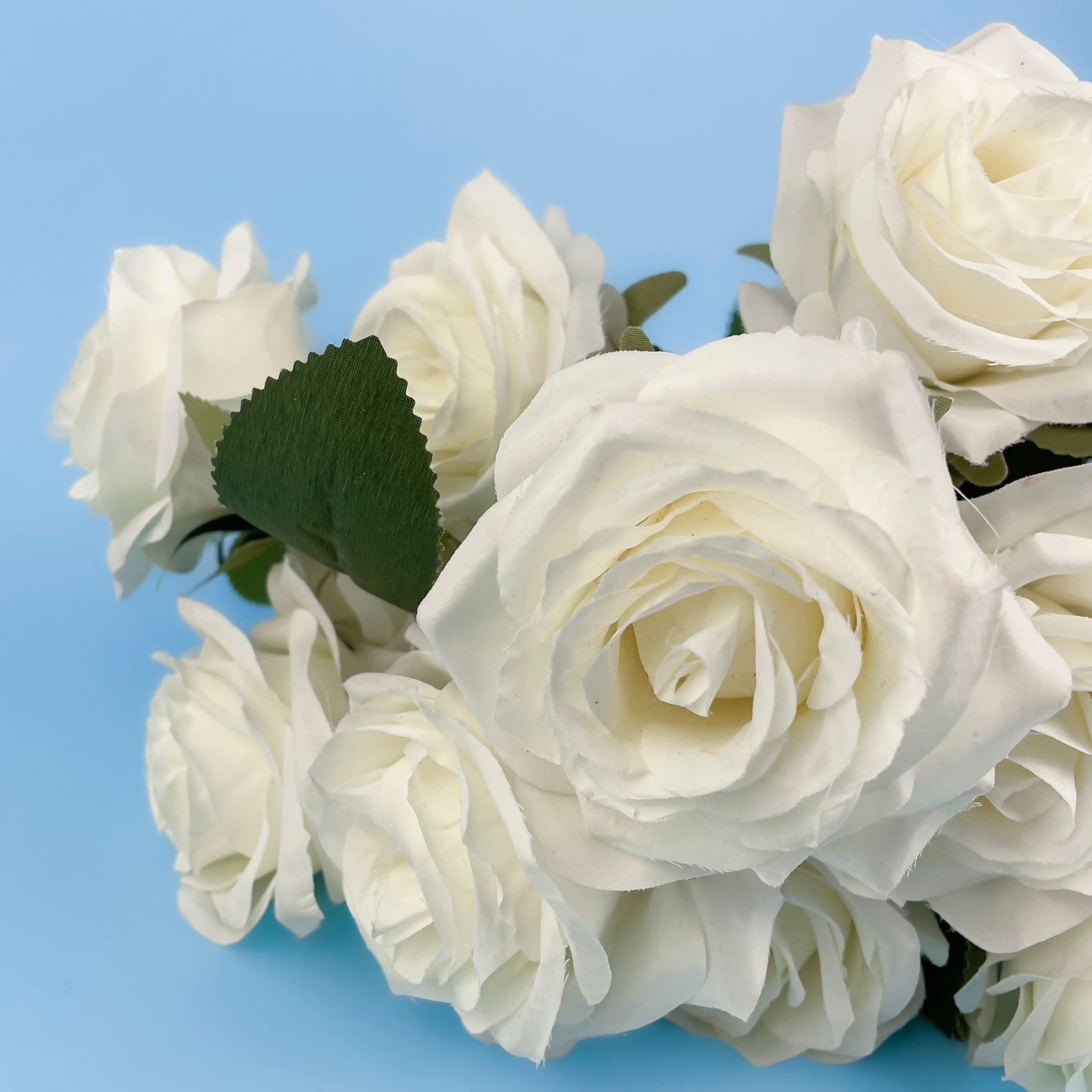 Букет білих штучних троянд на ніжці, 10 квіток, 43 см